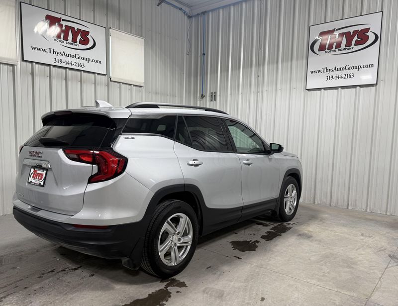 Used 2020 GMC Terrain SLEImage 3