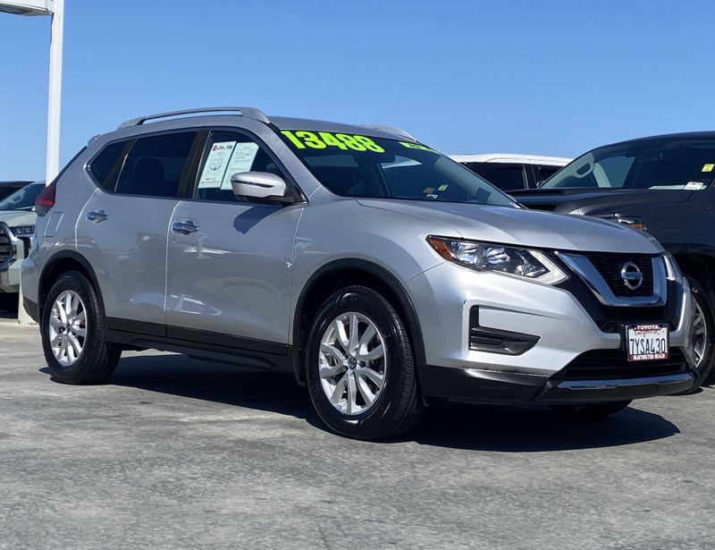 Used 2017 Nissan Rogue SVImage 2