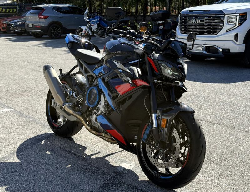 2025 BMW M 1000 R