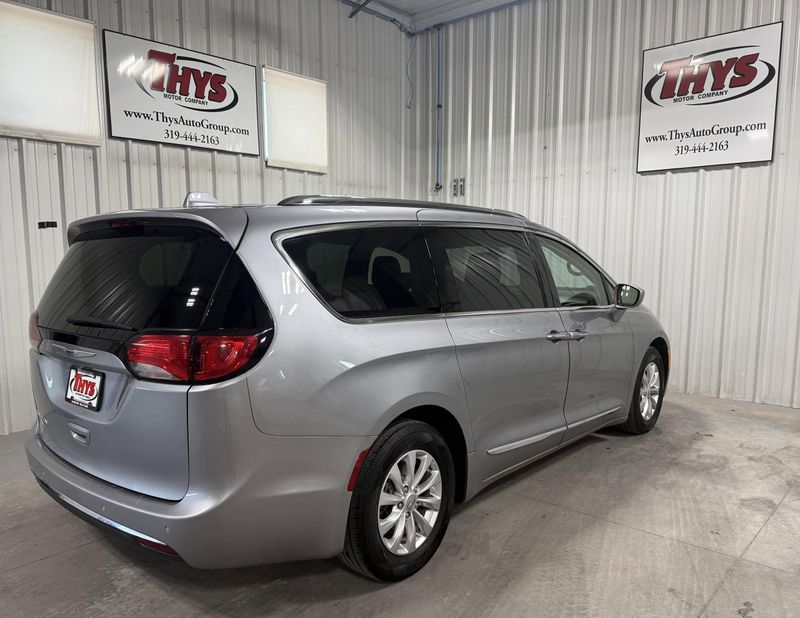 Used 2019 Chrysler Pacifica Touring LImage 3
