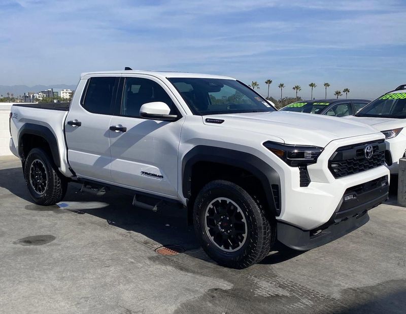 2024 Toyota Tacoma TRD Off Road HybridImage 2