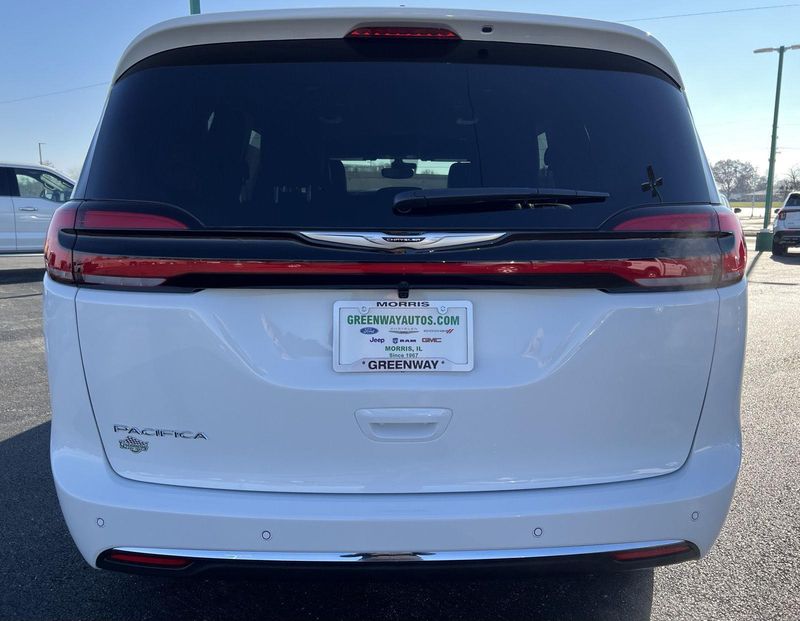 2026 Chrysler Pacifica photo 3