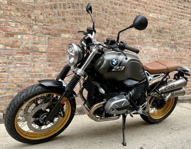 2023 BMW R nineT Scrambler in a Manhattan Metallic Matte exterior color. Motoworks Chicago 312-738-4269 motoworkschicago.com 