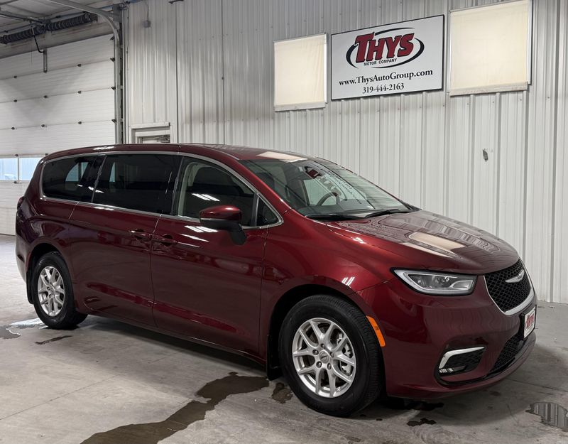 Used 2023 Chrysler Pacifica Touring LImage 1
