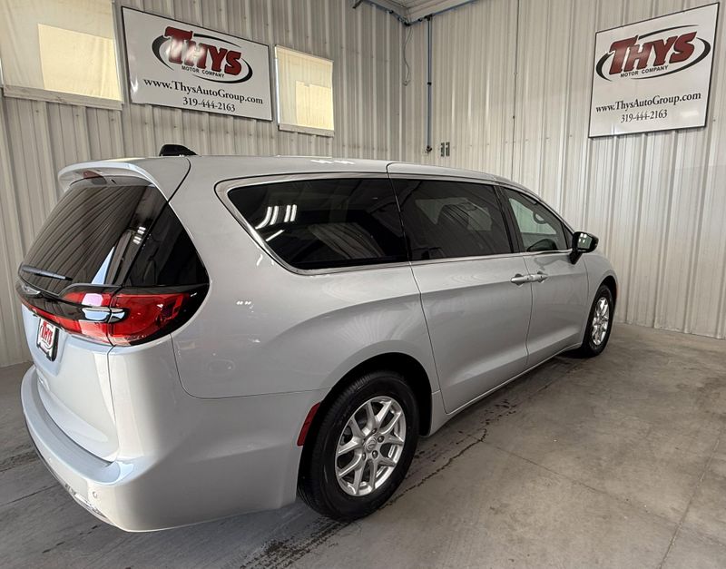 New 2026 Chrysler Pacifica SelectImage 3