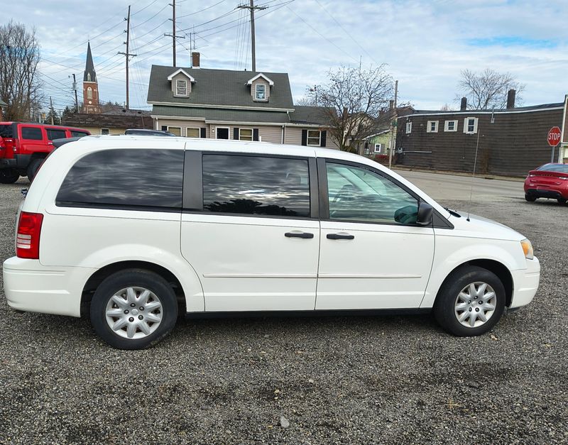 Used 2008 Chrysler Town & Country Image 6