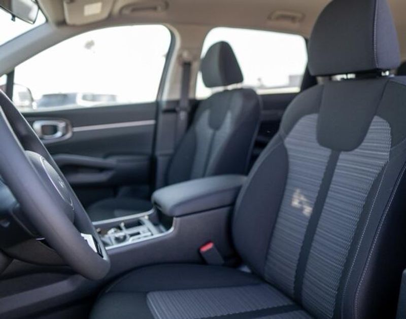 2025 Kia Sorento LXImage 9