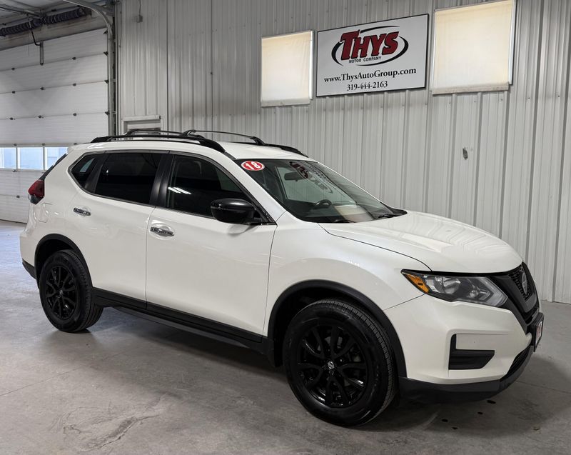Used 2018 Nissan Rogue SVImage 1