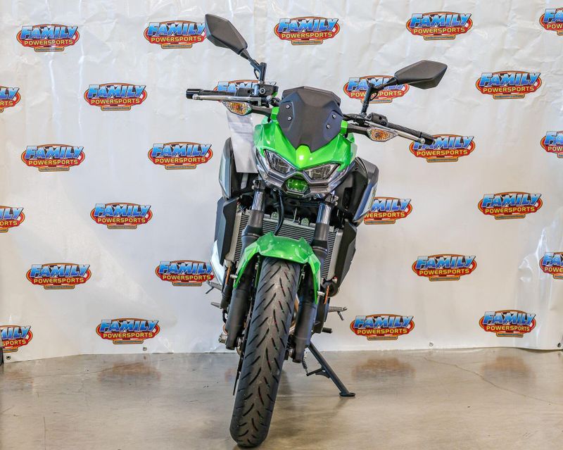 2024 Kawasaki Z500 ABS CANDY LIME GREEN AND METALLIC FLAT SPARK BLACK AND METALLIC GRAPHITE GRAYImage 6