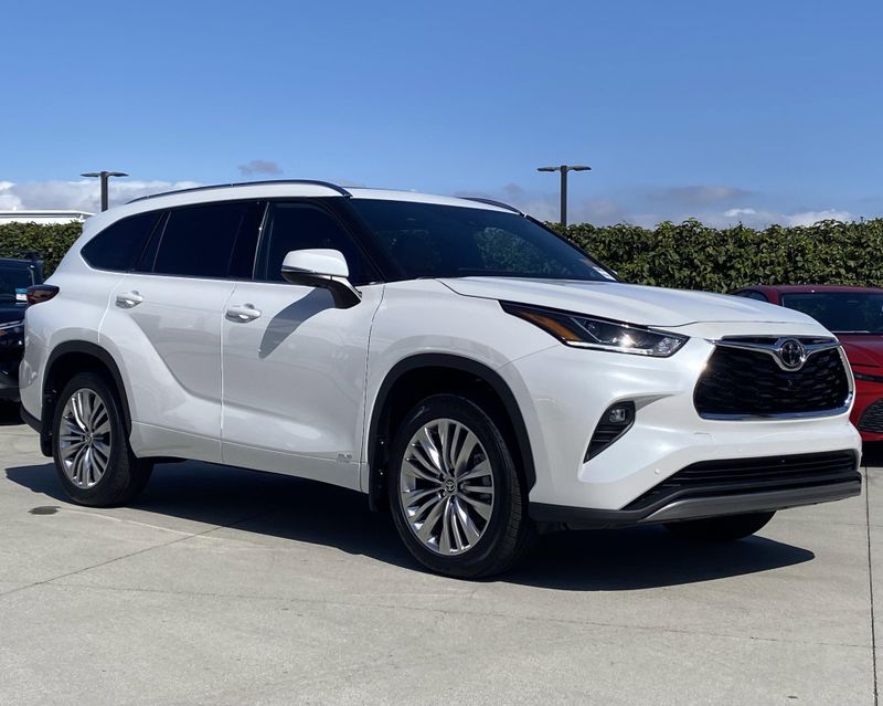 New 2025 Toyota Highlander Hybrid PlatinumImage 2