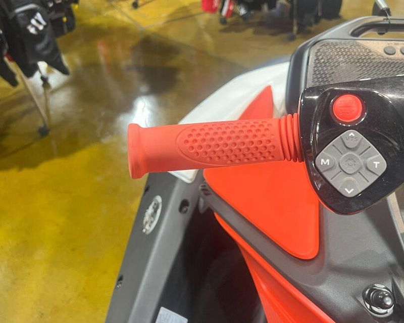 New 2025 Sea-Doo SPARK FOR 3 90 CONVENIENCE PACKAGE (SOUND SYSTEM) Image 4
