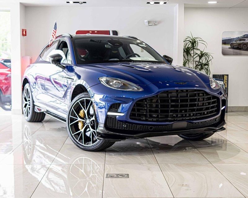 2025 Aston Martin DBX photo 5