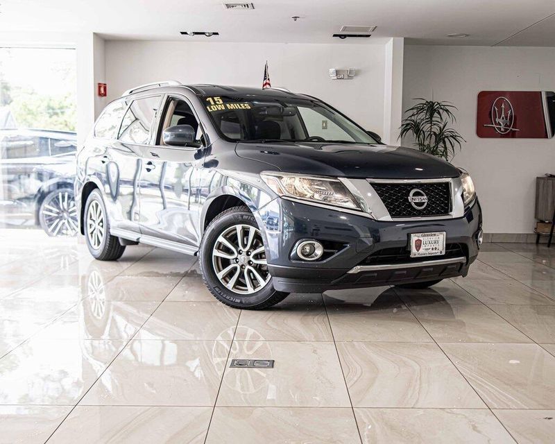 2015 Nissan Pathfinder SV photo 2