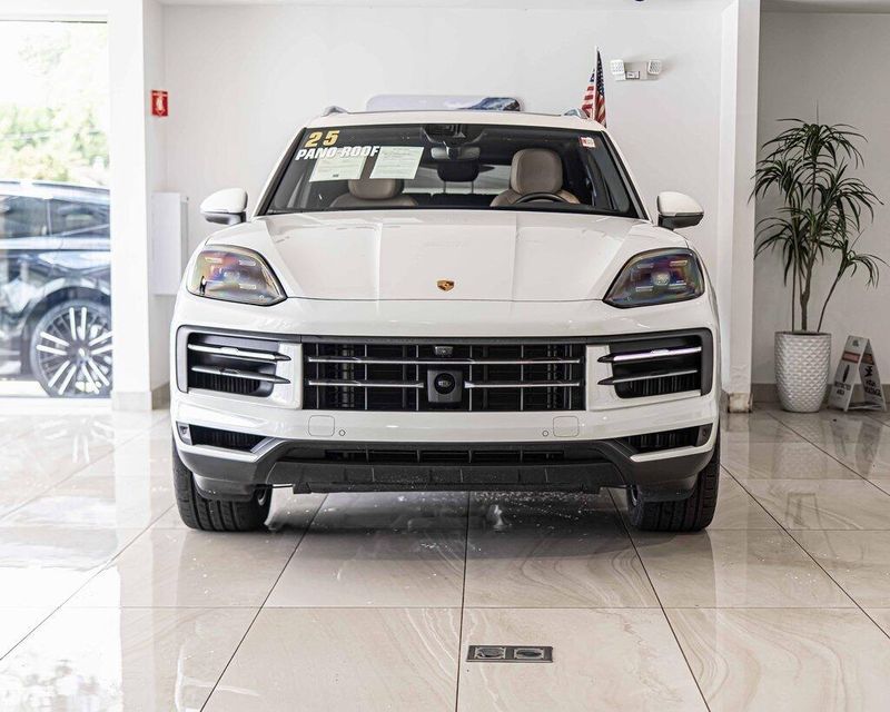 2025 Porsche Cayenne Base photo 2