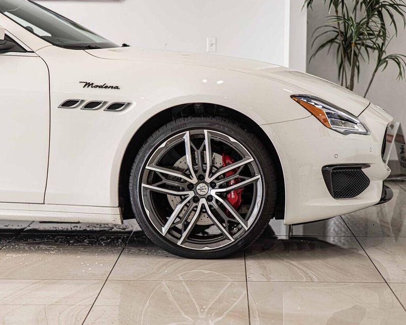 2023 Maserati Quattroporte Modena Q4 photo 9
