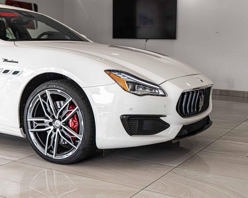 2023 Maserati Quattroporte Modena Q4 photo 2
