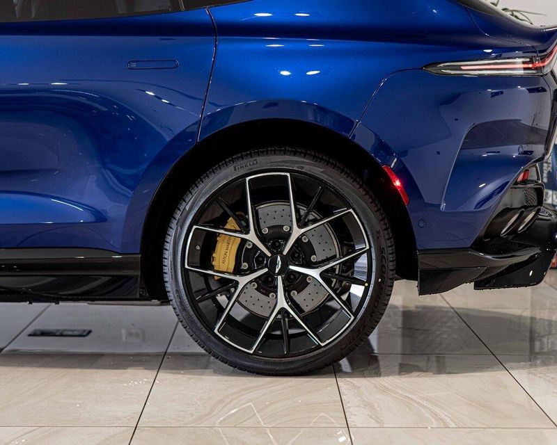 2025 Aston Martin DBX photo 7