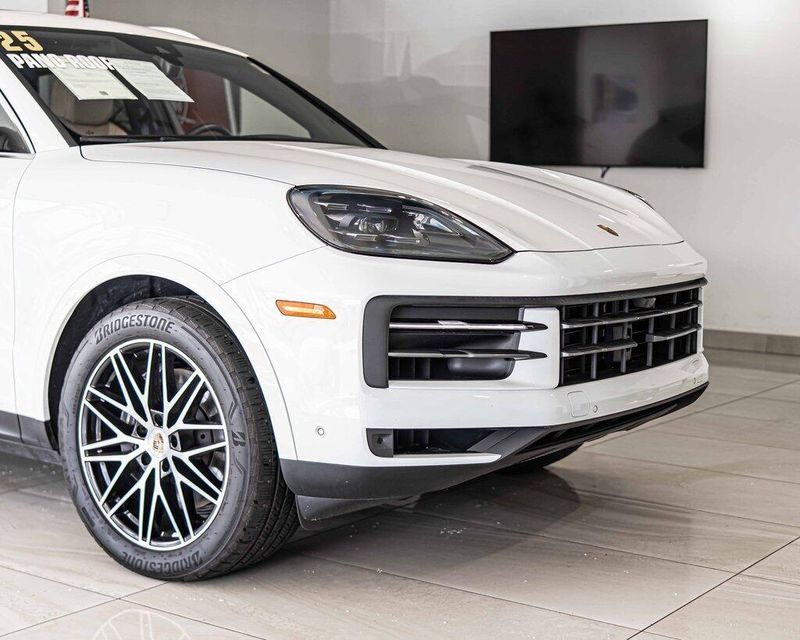 2025 Porsche Cayenne Base photo 3