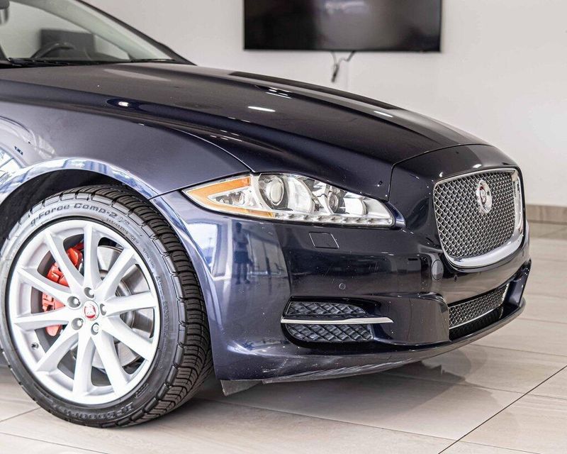 2015 Jaguar XJ Base photo 3