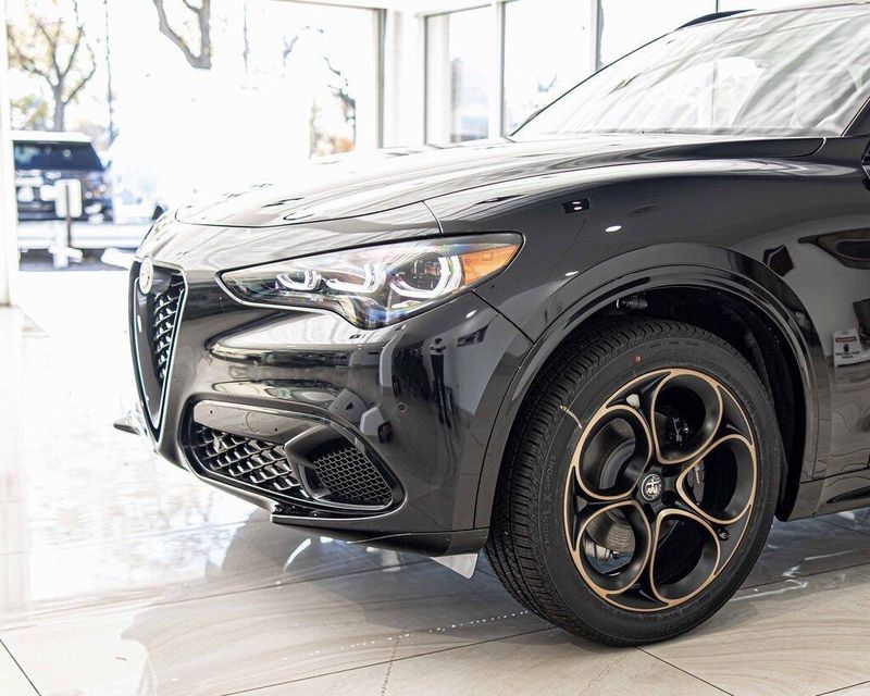 2025 Alfa Romeo Stelvio Sprint photo 2