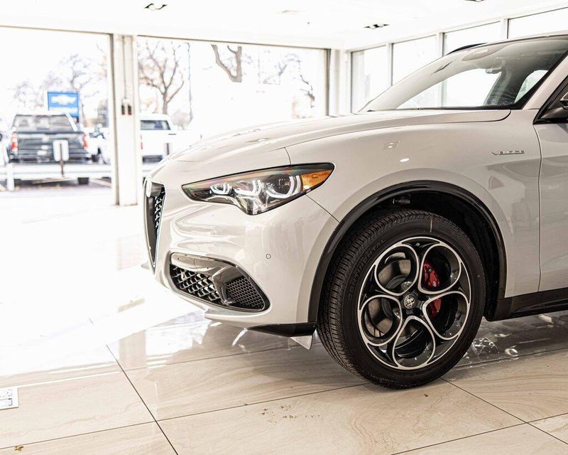 2025 Alfa Romeo Stelvio Sprint photo 4