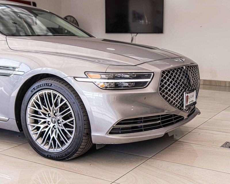 2021 Genesis G90 5.0L Ultimate photo 3