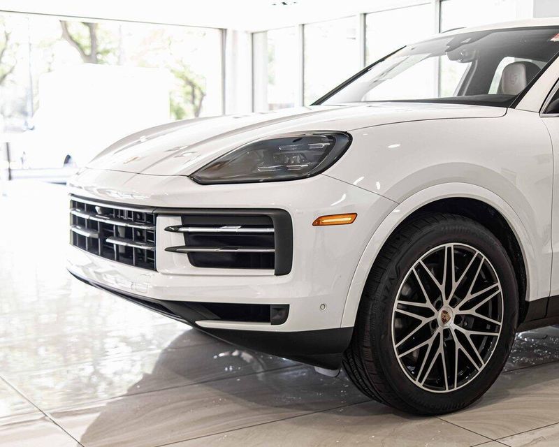 2025 Porsche Cayenne Base photo 4