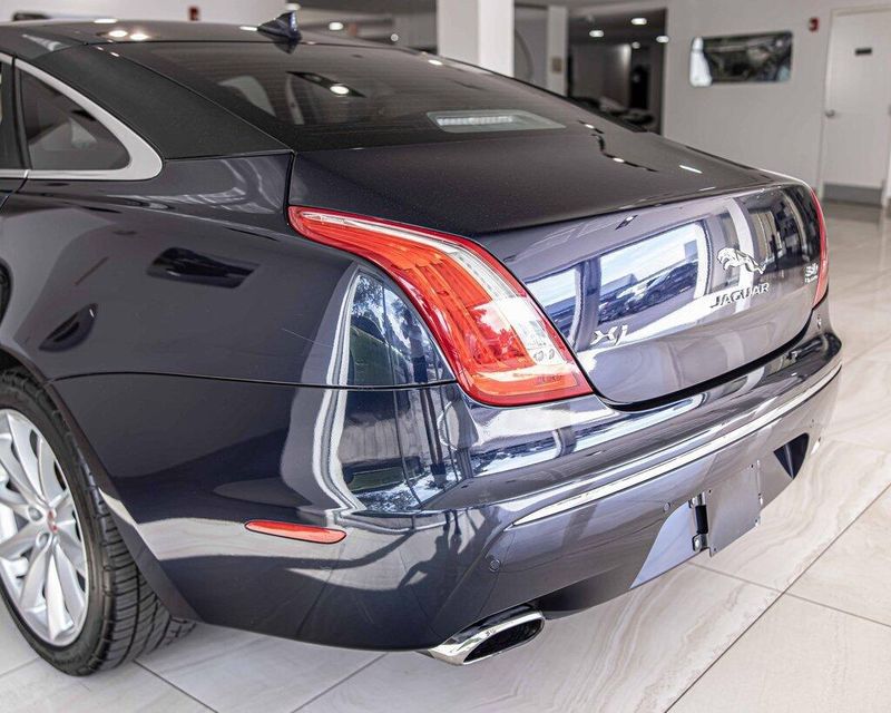 2015 Jaguar XJ Base photo 14
