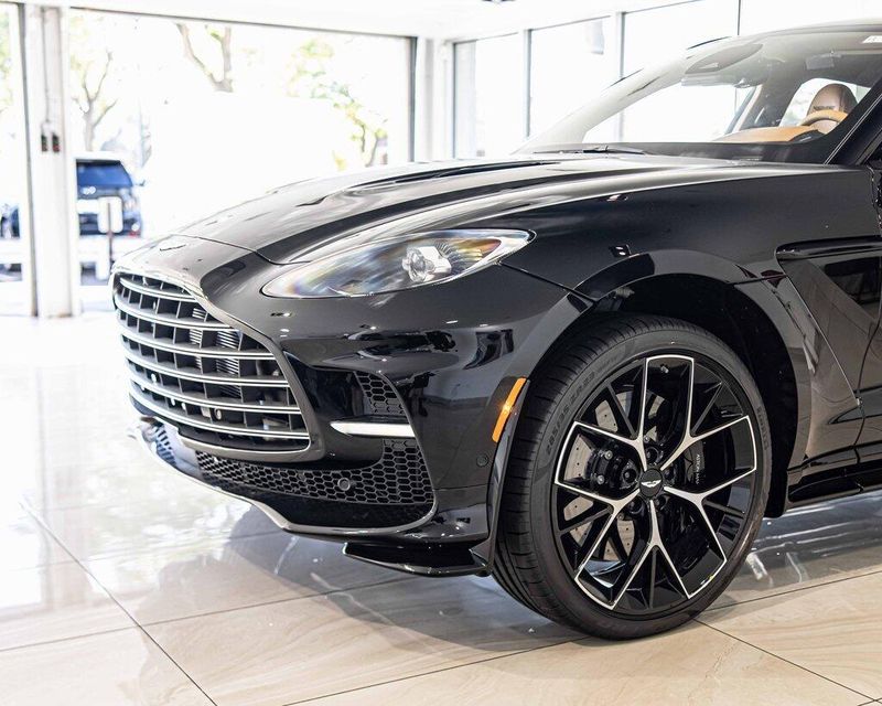 2026 Aston Martin DBX DBX707 photo 2