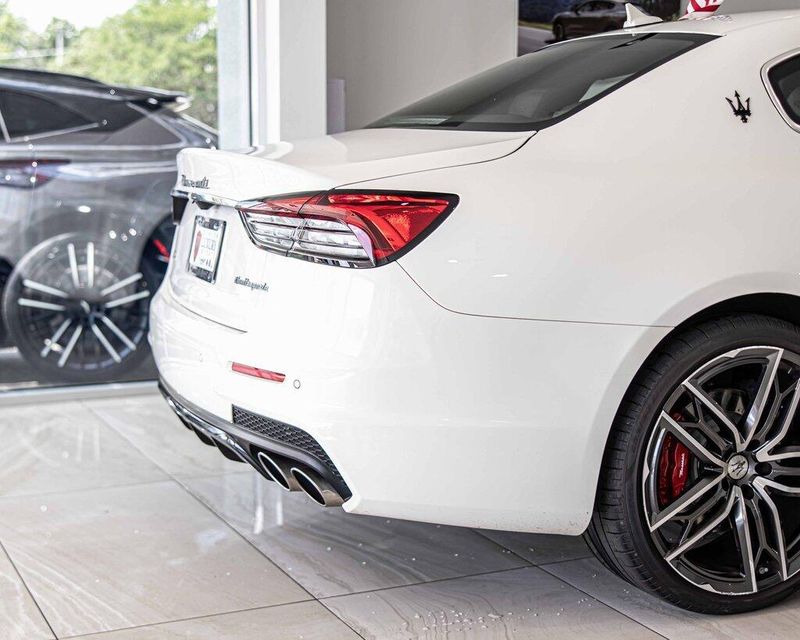 2023 Maserati Quattroporte Modena Q4 photo 11