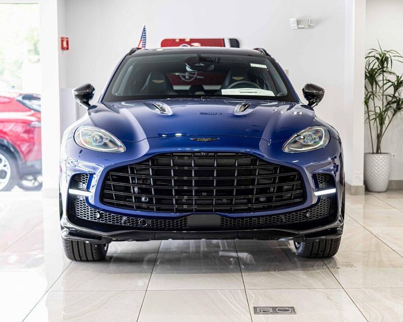 2025 Aston Martin DBX photo 2