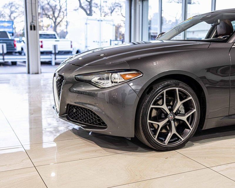 2021 Alfa Romeo Giulia Ti photo 4