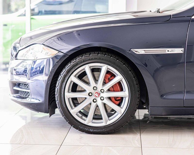 2015 Jaguar XJ Base photo 8