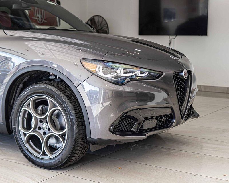 2025 Alfa Romeo Stelvio Sprint photo 2