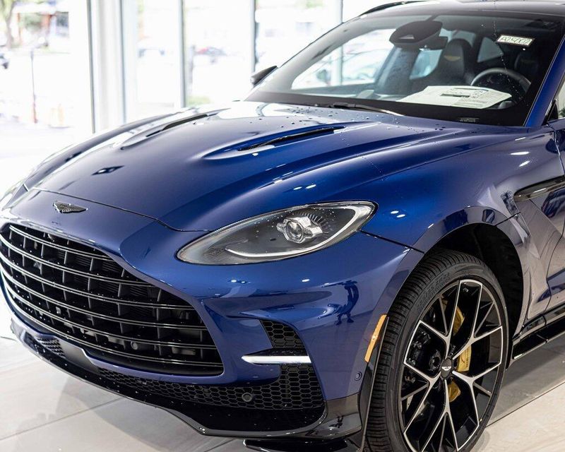 2025 Aston Martin DBX photo 4