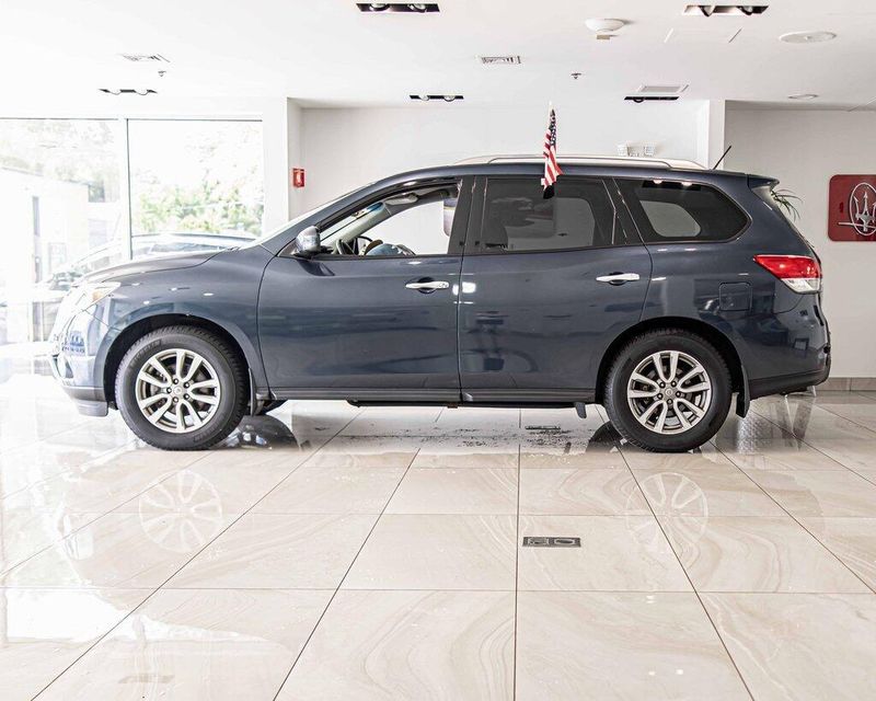 2015 Nissan Pathfinder SV photo 3