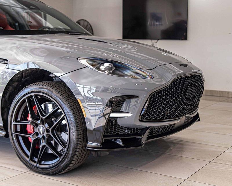 2026 Aston Martin DBX photo 3