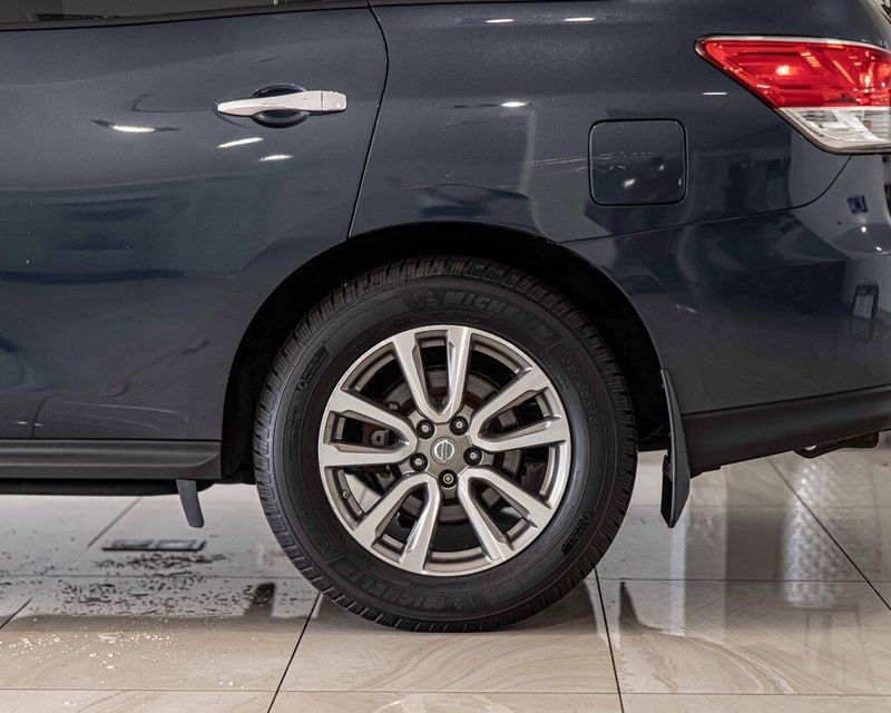 2015 Nissan Pathfinder SV photo 4