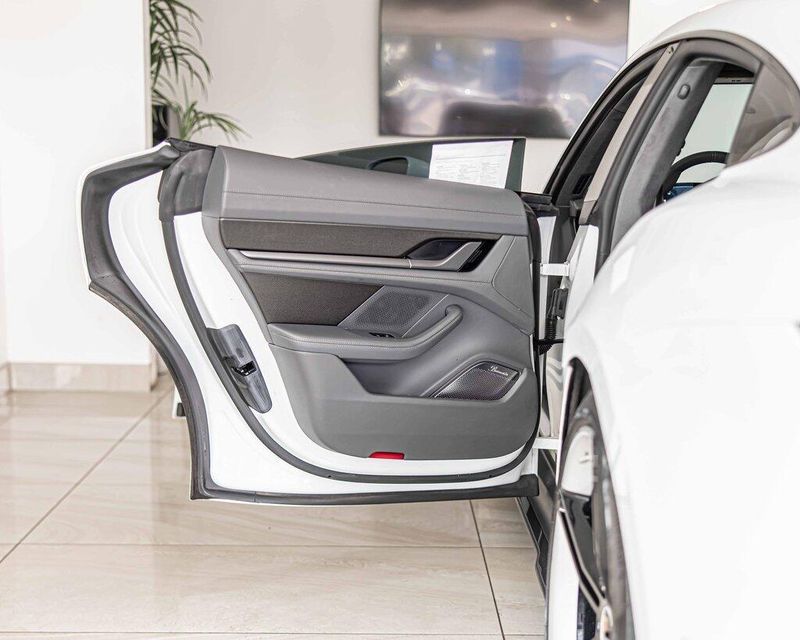 2020 Porsche Taycan Turbo S photo 28