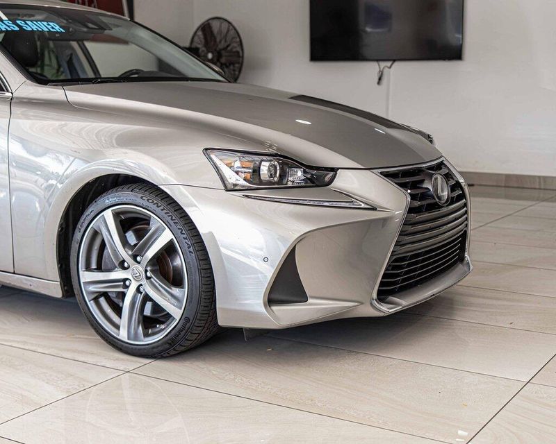 2017 Lexus IS 300 photo 3