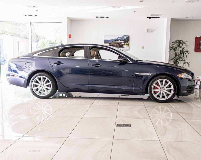 2015 Jaguar XJ Base photo 9