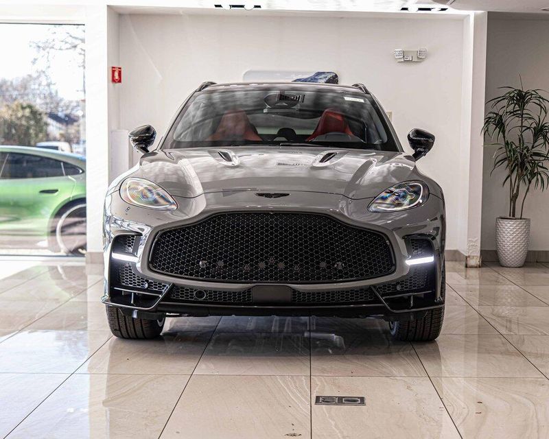 2026 Aston Martin DBX photo 2