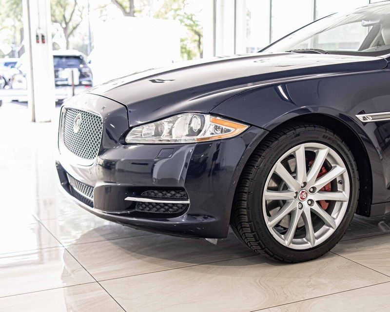 2015 Jaguar XJ Base photo 4