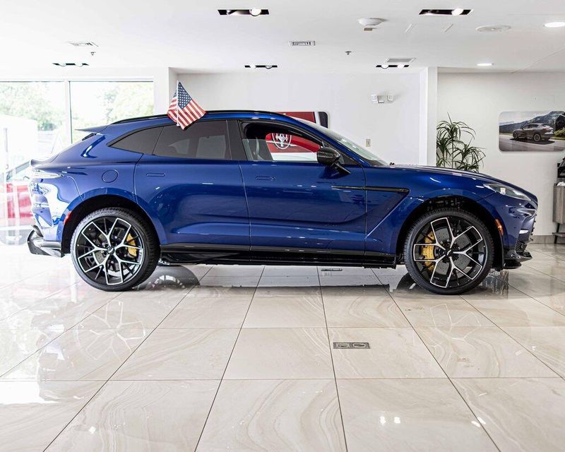 2025 Aston Martin DBX photo 9