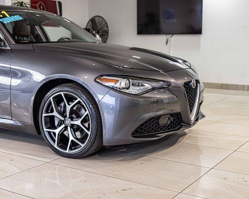 2021 Alfa Romeo Giulia Ti photo 3