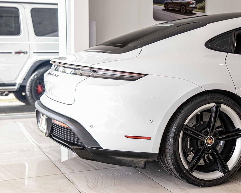 2020 Porsche Taycan Turbo S photo 9