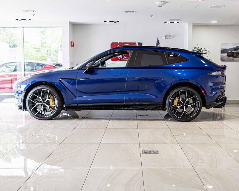 2025 Aston Martin DBX photo 6