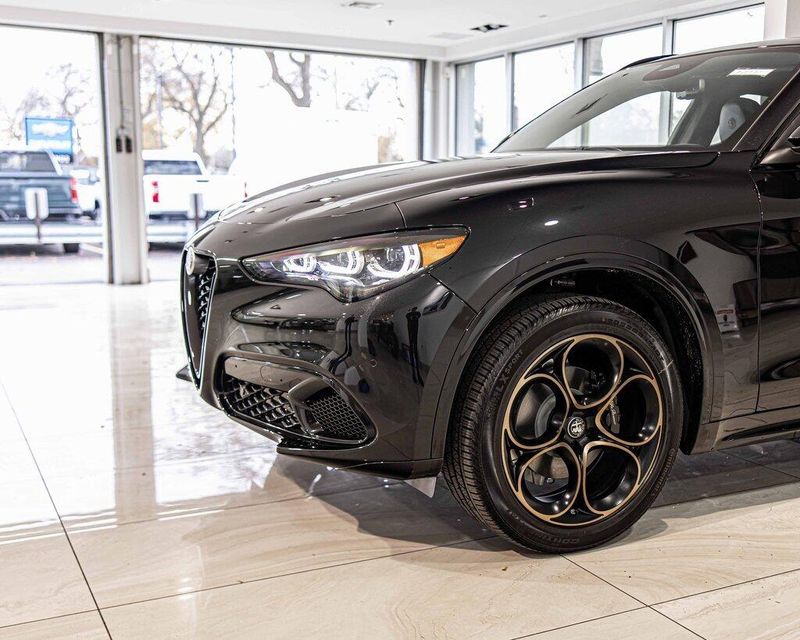 2025 Alfa Romeo Stelvio Sprint photo 4