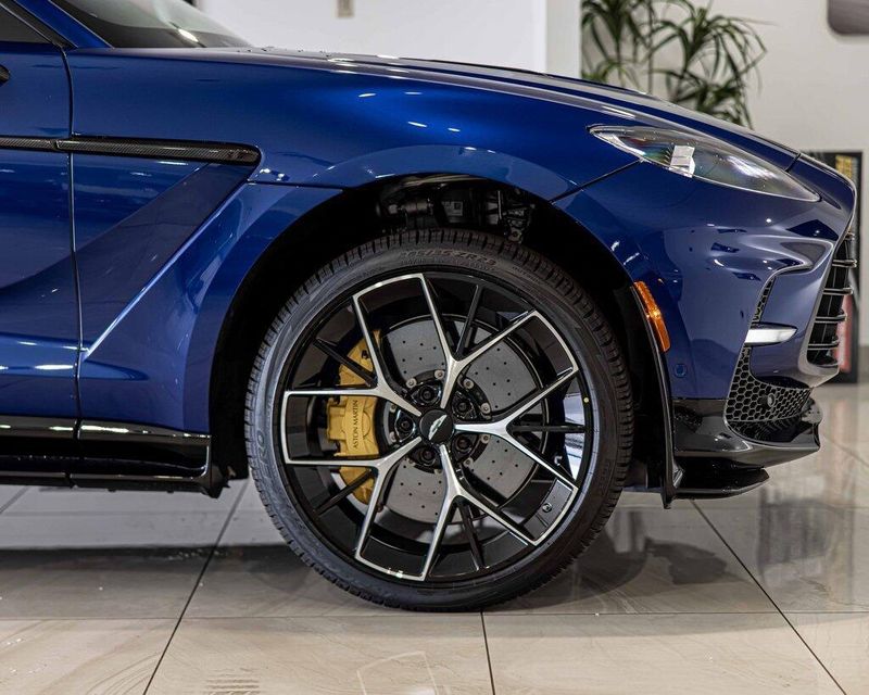 2025 Aston Martin DBX photo 10