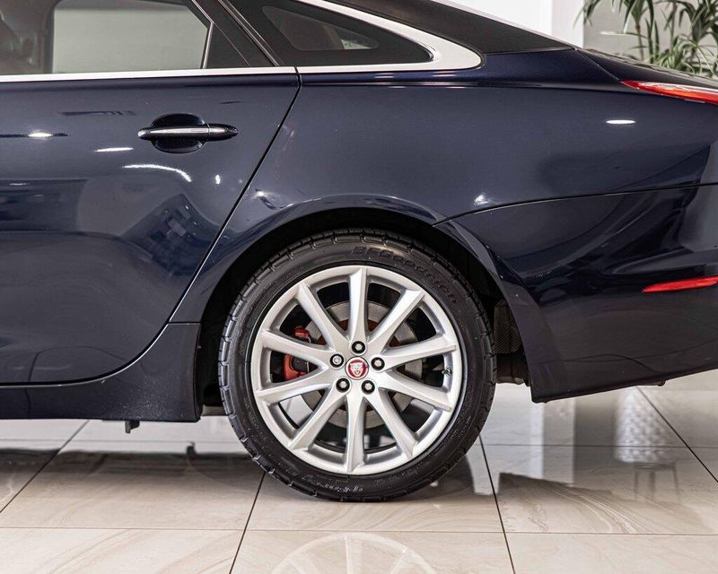 2015 Jaguar XJ Base photo 7